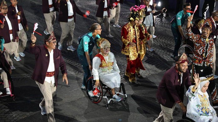 Vice CdM Paralimpiade 2024 Sudaryono bersama kontingen di upacara penutupan Paralimpiade 2024.
