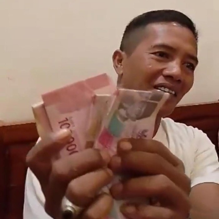 Viral kades di Probolinggo pamer uang dan dukung paslon