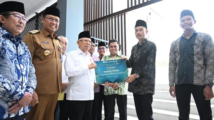 Wapres Maruf Amin memberikan sertifikat kepada 100 juru sembelih halal (juleha) di Provinsi Kepulauan Bangka Belitung (Babel). (dok Setwapres)