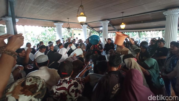 Warga berebut air dalam tradisi Siraman Panjang di Keraton Kasepuhan