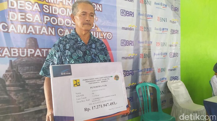 Widodo Guritno (66) menerima uang ganti rugi (UGR) tol Jogja-Bawen sebesar Rp 17,6 miliar di Magelang, Selasa (10/9/2024).