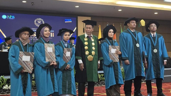 Wisuda mahasiswa UHS Bandung