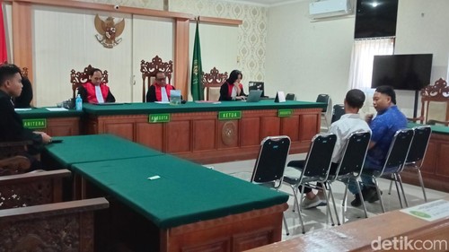 Silva mendengar penjelasan majelis hakim bahwa hari ini dirinya sidang agenda tuntutan, Selasa (10/9/2024). (Aryo Mahendro/detikBali).