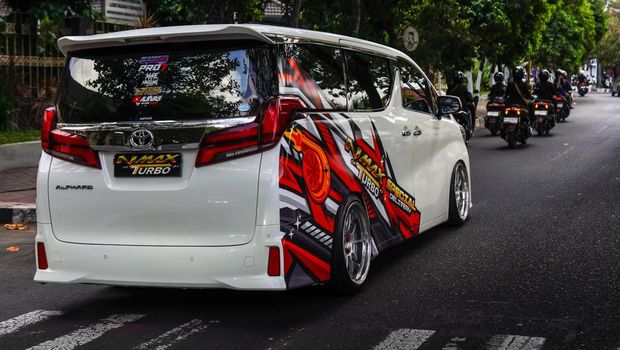 Yamaha Nmax Turbo dikirim ke konsumen pakai mobil mewah Toyota Alphard