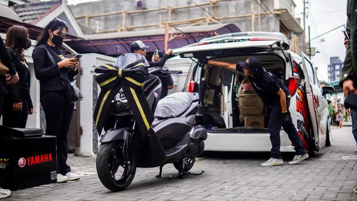 Yamaha Nmax Turbo dikirim ke konsumen pakai mobil mewah Toyota Alphard