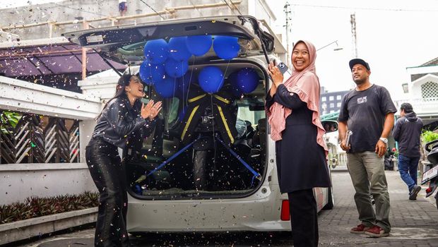 Yamaha Nmax Turbo dikirim ke konsumen pakai mobil mewah Toyota Alphard