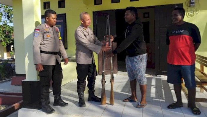 Yedi Bolla, pria asal Desa Onansila, Kecamatan Semau Selatan, Kabupaten Kupang, NTT menyerahkan dua senpi rakitan ke Polsek Semau. (Dok. Polres Kupang)
