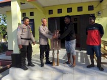 Warga Kupang Serahkan Dua Senpi Rakitan Peninggalan Jepang ke Polisi
