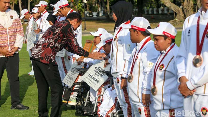 14 Peraih Medali Paralimpiade dapat Bonus dari Jokowi Sebanyak 14 peraih medali Paralimpiade 2024 menerima bonus dari Presiden Jokowi. Penyerahan bonus dilakukan di Istana Merdeka, Jakarta, Rabu (11/9/2024).