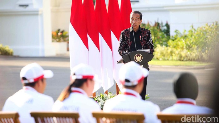 Sebanyak 14 peraih medali Paralimpiade 2024 menerima bonus dari Presiden Jokowi. Penyerahan bonus dilakukan di Istana Merdeka, Jakarta, Rabu (11/9/2024).