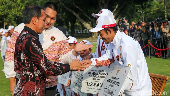 Sebanyak 14 peraih medali Paralimpiade 2024 menerima bonus dari Presiden Jokowi. Penyerahan bonus dilakukan di Istana Merdeka, Jakarta, Rabu (11/9/2024).