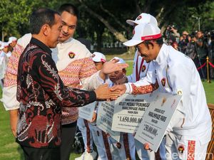 Momen 14 Peraih Medali Paralimpiade dapat Bonus dari Jokowi