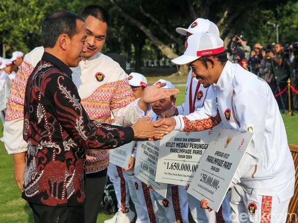 Momen 14 Peraih Medali Paralimpiade dapat Bonus dari Jokowi