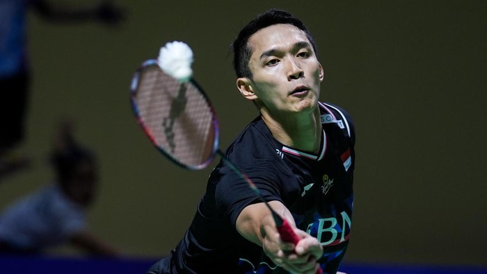JAKARTA, INDONESIA - JUNE 05: Jonatan Christie of Indonesia competes in the Mens Singles First Round match against Leong Jun Hao of Malaysia during day two of the Indonesia Open at Istora Senayan on June 05, 2024 in Jakarta, Indonesia. (Photo by Shi Tang/Getty Images)