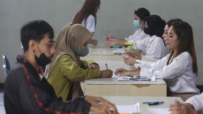 Sejumlah buruh pabrik rokok antre mengambil Bantuan Langsung Tunai (BLT) di Kota Kediri, Jawa Timur, Rabu (11/9/2024). BLT yang bersumber dari Dana Bagi Hasil Cukai Hasil Tembakau (DBHCHT) tersebut disalurkan kepada 4.657 buruh pabri rokok masing-masing sebesar Rp1 juta per orang guna dibelanjakan untuk memenuhi kebutuhan pangan. ANTARA FOTO/Prasetia Fauzani/foc.