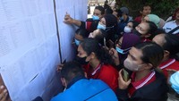 Sejumlah buruh pabrik rokok antre mengambil Bantuan Langsung Tunai (BLT) di Kota Kediri, Jawa Timur, Rabu (11/9/2024).