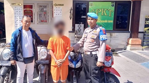 HA diamankan di Mako Polsek Dentim setelah mencuri motor, Jumat (6/9/2024). (Dok Polresta Denpasar).