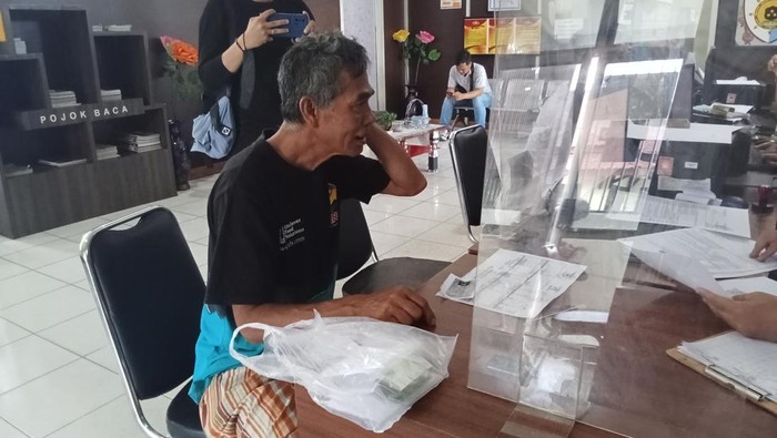 Abu Bakar (60) usai laporkan anaknya ke SPKT Palembang yang telah menganiayanya sebanyak 7 kali.
