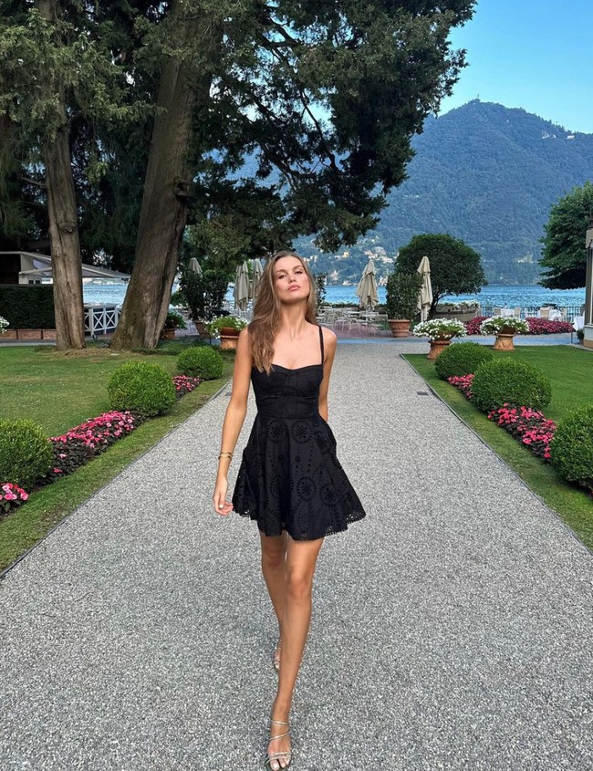 Luna Bijl sendiri diketahui berprofesi sebagai seorang model. Tak heran jika dirinya memiliki tubuh langsing dan kaki yang jenjang idaman para wanita. Diketaahui saat ini dirinya sudah memiliki lebih dari 297 ribu pengikut di Instagram. Foto: Instagram/@lunabijl