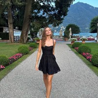 Luna Bijl sendiri diketahui berprofesi sebagai seorang model. Tak heran jika dirinya memiliki tubuh langsing dan kaki yang jenjang idaman para wanita. Diketaahui saat ini dirinya sudah memiliki lebih dari 297 ribu pengikut di Instagram. Foto: Instagram/@lunabijl