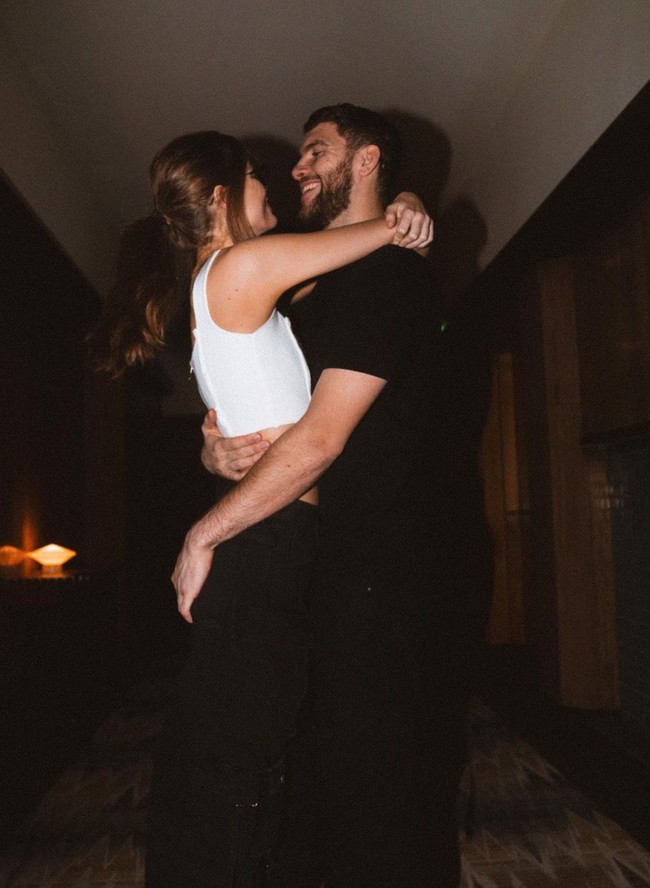 Di beberapa unggahannya terlihat Luna dan Maarten yang tak segan memamerkan kemesraan mereka. Terlihat keduanya yang saling berhadapan dan merangkul satu sama lain. Foto: Instagram/@lunabijl