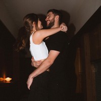 Di beberapa unggahannya terlihat Luna dan Maarten yang tak segan memamerkan kemesraan mereka. Terlihat keduanya yang saling berhadapan dan merangkul satu sama lain. Foto: Instagram/@lunabijl