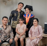 Di unggahan Instagram Devani, fotonya yang memperlihatkan kebersamaan dengan Ernando Ari sangat sedikit, hanya saat momen wisuda Devani. Tampaknya sudah dekat dengan keluarga Devani, terlihat Ernando yang ikut berfoto bersama keluarga Devani. Foto: Instagram/@devaniaudri_