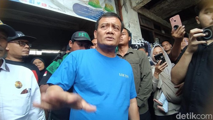 Bakal calon gubernur Jawa Tengah Ahmad Luthfi saat blusukan ke Pasar Talun, Kecamatan Dukun, Kabupaten Magelang, Rabu (11/9/2024).