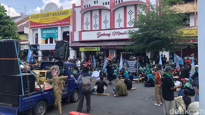 Aksi para pedagang Teras Malioboro 2 memblokade Jalan Malioboro, Rabu (11/9/2024) siang.