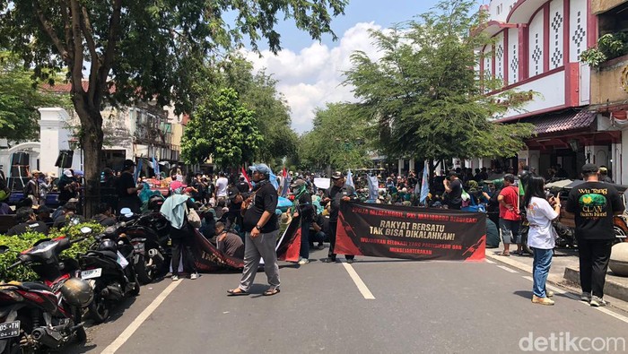 Aksi para pedagang Teras Malioboro 2 memblokade Jalan Malioboro, Rabu (11/9/2024) siang.