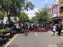 Pedagang Teras Malioboro 2 Demo Lagi, Kini Blokade Jalan Malioboro
