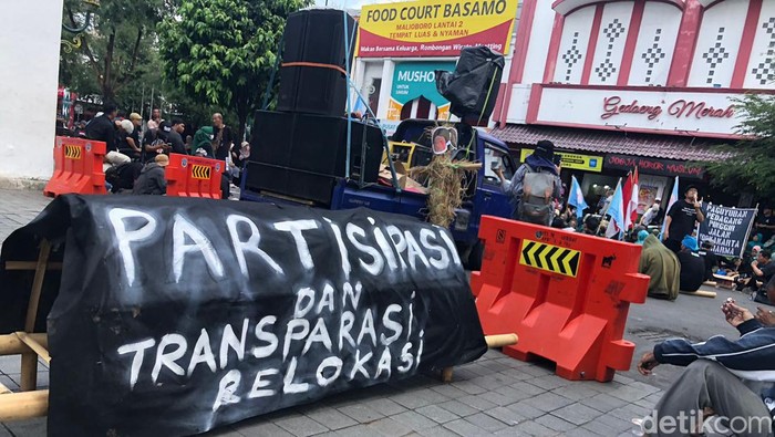 Aksi para pedagang Teras Malioboro 2 memblokade Jalan Malioboro, Rabu (11/9/2024) siang.