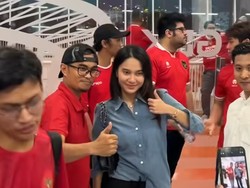 8 Foto Azizah Salsha Nonton Laga Indonesia vs Australia, Dukung Pratama Arhan