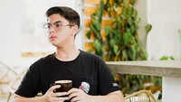 Selain es kopi susu, racikan kopi yang hangat juga digemarinya. Segelas kopi hangat digenggamnya erat untuk dinikmati sambil bersantai. Foto: Instagram/baimalkatiri