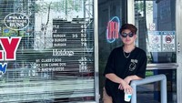 Menikmati es kopi susu yang menyegarkan juga menjadi selingannya. Baim alkatiri jago dalam memilih kafe-kafe kekinian. Foto: Instagram/baimalkatiri