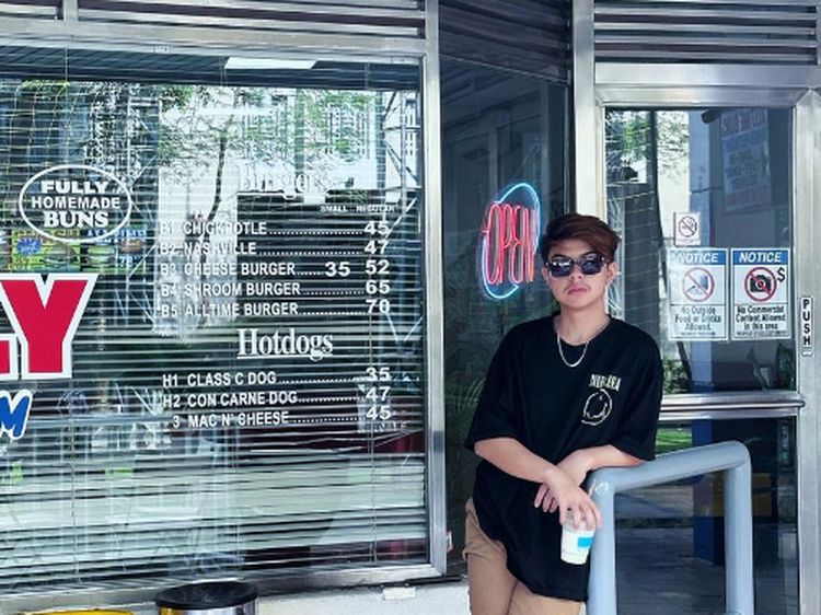 Gaya Skena Baim Alkatiri Hangout di Kafe hingga Jualan Sego Babat