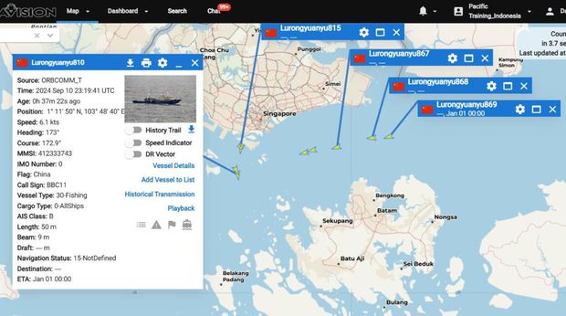 Bakamla RI melalui unsur Kapal Negara (KN) Tanjung Datu-301 mengusir 5 kapal ikan berbendera Republik Rakyat Tiongkok (RRT) dari perairan Batam, Kepri. (dok Bakamla)