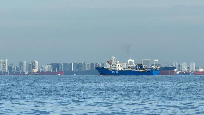 Bakamla RI melalui unsur Kapal Negara (KN) Tanjung Datu-301 mengusir 5 kapal ikan berbendera Republik Rakyat Tiongkok (RRT) dari perairan Batam, Kepri. (dok Bakamla)
