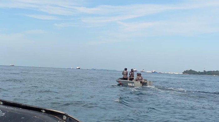 Bakamla RI mengusir lima kapal ikan berbendera Tiongkok di perairan Berakit, Kepulauan Riau (Kepri). (Foto: Dok Bakamla)