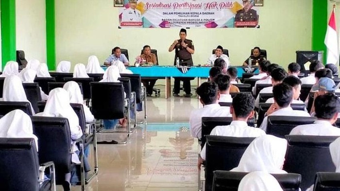 Bakesbangpol Probolinggo sosialisasikan soal hak pilih ke siswa SMA agar partisipasi pemilih Pilkada 2024 meningkat.