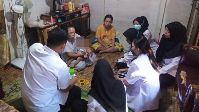 Pemkot Palembang memastikan Muhamad Elgio Pratama (10 bulan) yang menderita penyakit kelamin ganda atau Hipospadia, dapat bantuan pengobatan dari Pemkot. Kartu Indonesia Sehat (KIS) balita tersebut juga sudah aktif.
