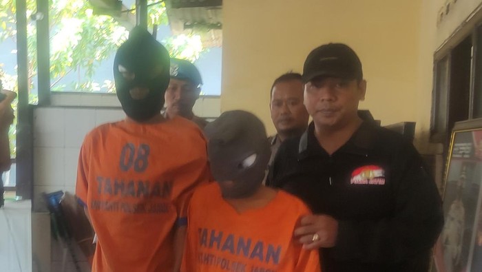 Bapak dan Anak dimassa warga setelah gagal curi motor di Sidoarjo