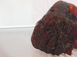 Nenek Tua Punya Batu Pengganjal Pintu, Harganya Rp 19 Miliar!