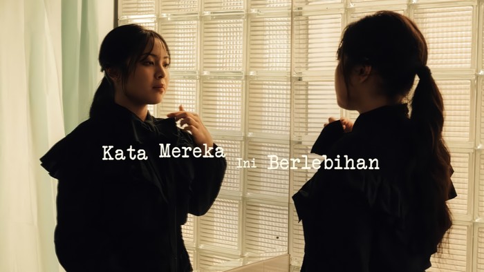 Tangkapan layar video klip lagu Kata Mereka Ini Berlebihan oleh Bernadya