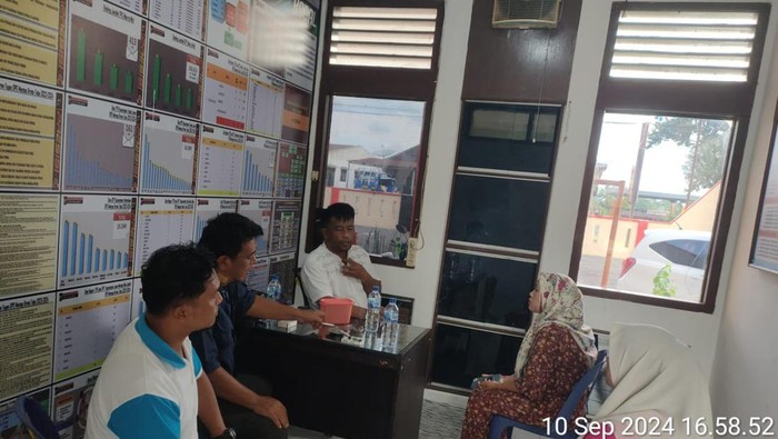 Bidan Sugianti saat diperiksa penyidik. (Foto: Polsek Tanah Jawa)