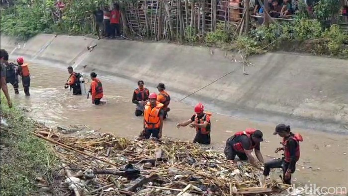 Pencarian bocah TK yang tenggelam di saluran irigasi Desa Songgom Lor, Brebes, Rabu (11/9.2024).