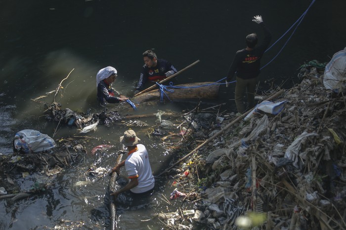 Warga beserta sejumlah komunitas bekerjasama membersihkan sungai yang ada di Laweyan Solo, Sabtu (7/9/2024). Acara ini diberi tajuk Bulan Bersih Surakarta.
