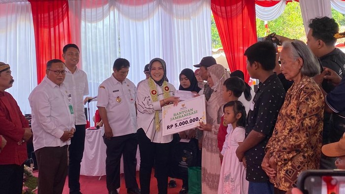 Bupati Klaten Sri Mulyani di Sambang Warga Desa Joton, Kecamatan Jogonalan, Kabupaten Klaten, Rabu (11/9/2024).