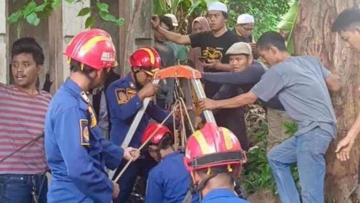 Damkar evakuasi ibu-ibu masuk sumur