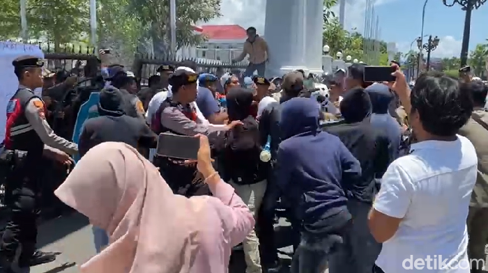 Demo di Kantor Wali Kota Palopo.